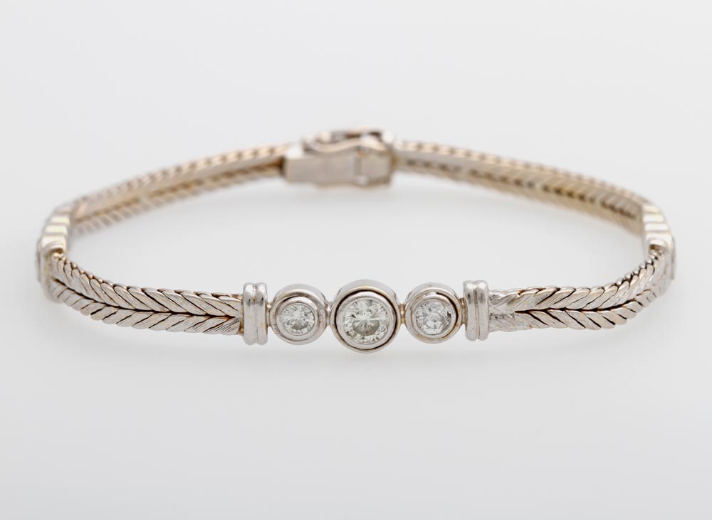 Opening: 1450 EUR        Armband, bes. neun Diam.-Brillanten zus. ca. 1,6cts W-getönt/si2-Pique.