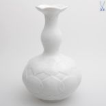 Opening: 60 EUR        MEISSEN, Vase, 20. Jhd. Weißporzellan mit Reliefdekor, H. 20.