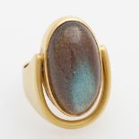 Opening: 660 EUR        Damenring, bes. mit einem Labradorit-Cabochon, GG 18K. Ringgröße ca. 59.