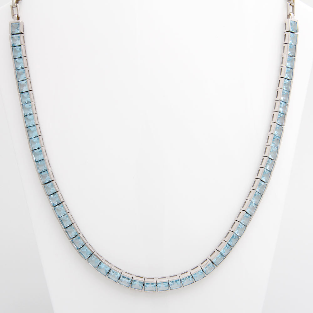 Opening: 3500 EUR        Collier, bes. mit Blautopas-Carées. WG 18K. Länge ca. 45cm. * Leg. 750/