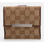 GUCCI schickes Portemonnaie. Textil, GUCCI-Webstruktur, Leder, braun. Gebrauchsspuren.