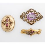 Opening: 100 EUR        Konvolut, drei Broschen: eine Biedermeier- Brosche, GG 14 K, eine Brosche m.