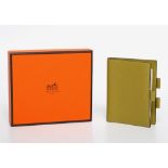 Opening: 150 EUR        HERMÈS edle Mini-Agenda. NEUWERTIG!! Mysore-Ziegenleder, kiwigrün. Ca. 7,5