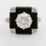 Opening: 5400 EUR        ART DECO Damenring, Onyxplatte mittig besetzt mit einem Altschliff- Diamant