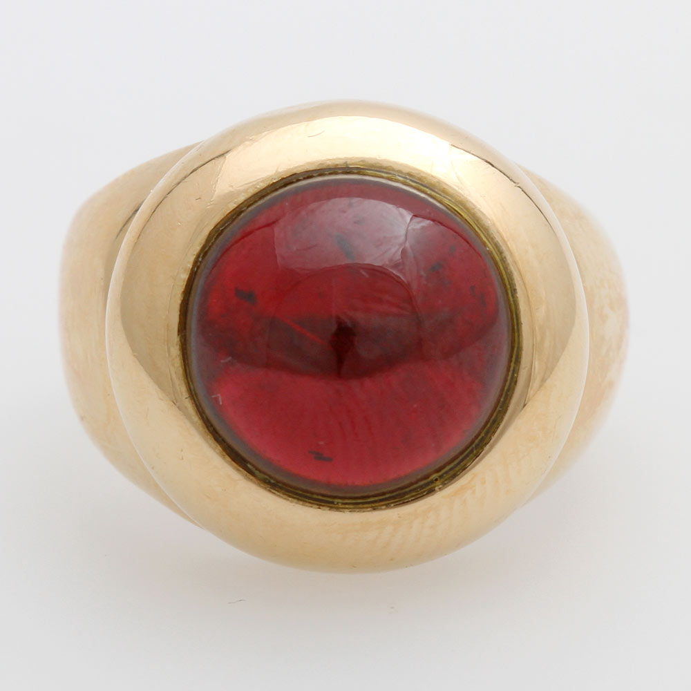 Opening: 290 EUR        Damenring besetzt mit einem Granat- Cabochon. GG 18 K. Ringgröße ca. 56. *