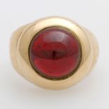 Opening: 290 EUR        Damenring besetzt mit einem Granat- Cabochon. GG 18 K. Ringgröße ca. 56. *