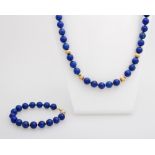 Opening: 240 EUR        Set: Collier und Armband aus Lapislazuli- Kugeln mit goldf. Zwischenteile.