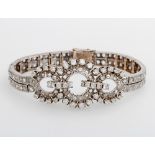 Armband ausgefasst mit Diamant- Rosen und Diam.- Brillanten zus. ca. 7,2 cts, WEISS- GETÖNT/ SI-