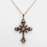 Kreuz- Anhänger, antik, mit Kette. Anhänger besetzt mit Diamant- Rosen. GG 14 K/ Silber. Kette (