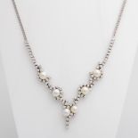 Collier besetzt mit sechs feinen Zuchtperlen und Diam.- Brillanten zus. ca. 3,7 cts, FEINES WEISS-