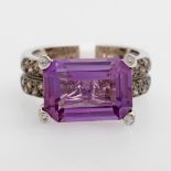 Damenring m. einem großen Amethyst sowie weißen u. braunen Diamanten, zus. ca. 0,90ct. WG 18K.