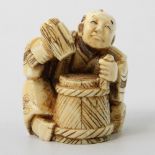 Netsuke eines Handwerkers aus Elfenbein. JAPAN, um 1900 verso sign., H 5    Aufrufpreis: 180 EUR