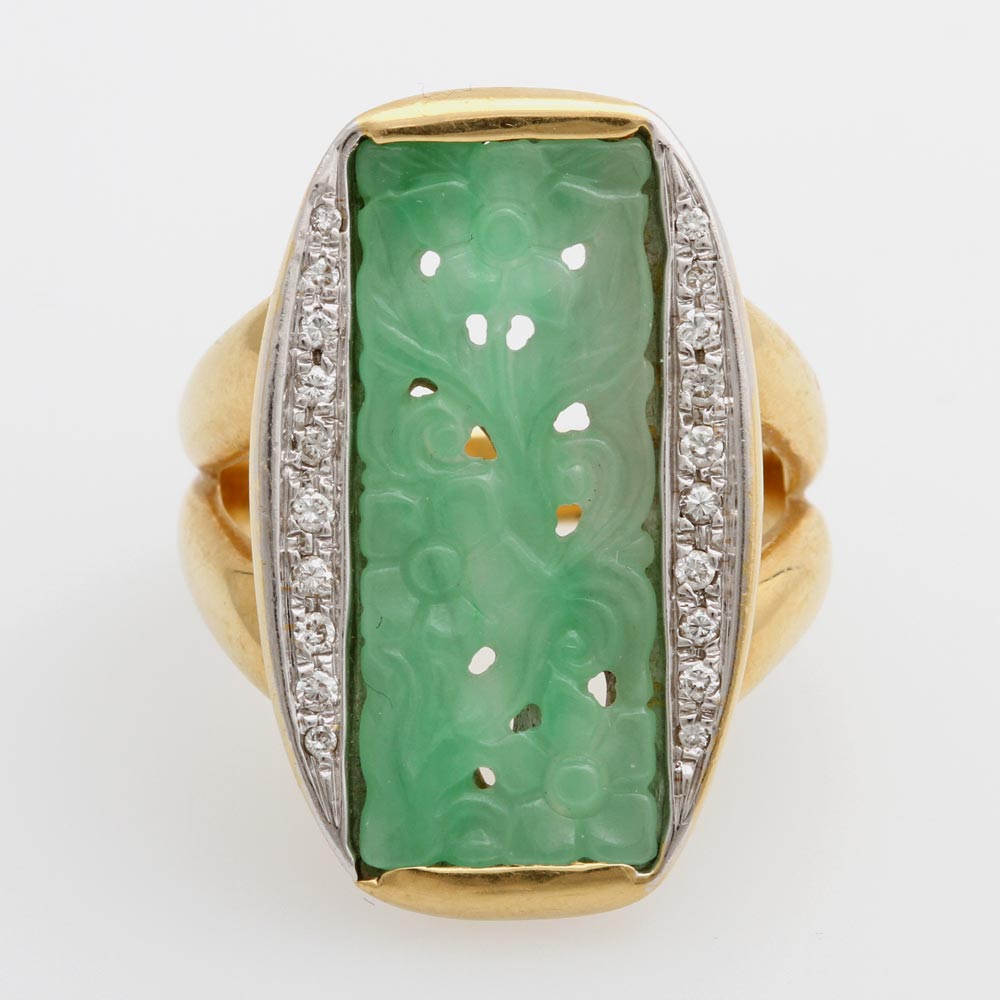 Damenring mit geschnittener Jadeit- Platte, sowie kl. Diam.- Brillanten zus. ca. 0,14 ct. GG 18 K.