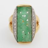 Damenring mit geschnittener Jadeit- Platte, sowie kl. Diam.- Brillanten zus. ca. 0,14 ct. GG 18 K.