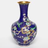CHINA Cloisonné-Vase, 20. Jhd. Wölkchendekor auf blauem Fond, feine Darstellung von Vögeln und