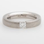 Damenring besetzt mit einem Diam.- Princess ca. 0,31 ct, WEIß/ SI. PLATIN. Goldschmiedearbeit.