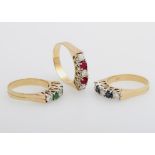 Ringset 3 Tlg. mit je Rubin, Saphir, Smaragd und Diamantbesatz zus. ca. 0,9ct. GG 18K, W: 52-54 (