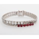 Armband, mittig besetzt mit sechs Diam.- Brillanten zus. ca. 1,5 cts, WEIß/ VS (1x PIQUE), sowie