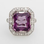 Damenring mit einem Amethyst und Diamanten. WG 18K, W: 53. * Leg. 750/000 * Gew. 5,7 gAufrufpreis: