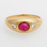 Bandring mit Cabochon wohl Rubin, seitl. 2 kl. Brillanten, zus. ca. 02ct, W/VS - Si. GG 18K, Gr. ca.