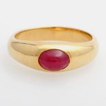 Bandring m. einem Rubin-Cabochon. GG 18K. Ringgröße ca. 61. * Leg. 750/000 * Gew. 9,6gAufrufpreis: