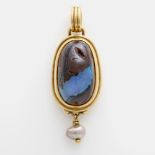 Anhänger mit einem Boulder- Opal u. eine kl. Zuchtperle. GG 18 K. (Opal m. Kerbe!) * Leg. 750/