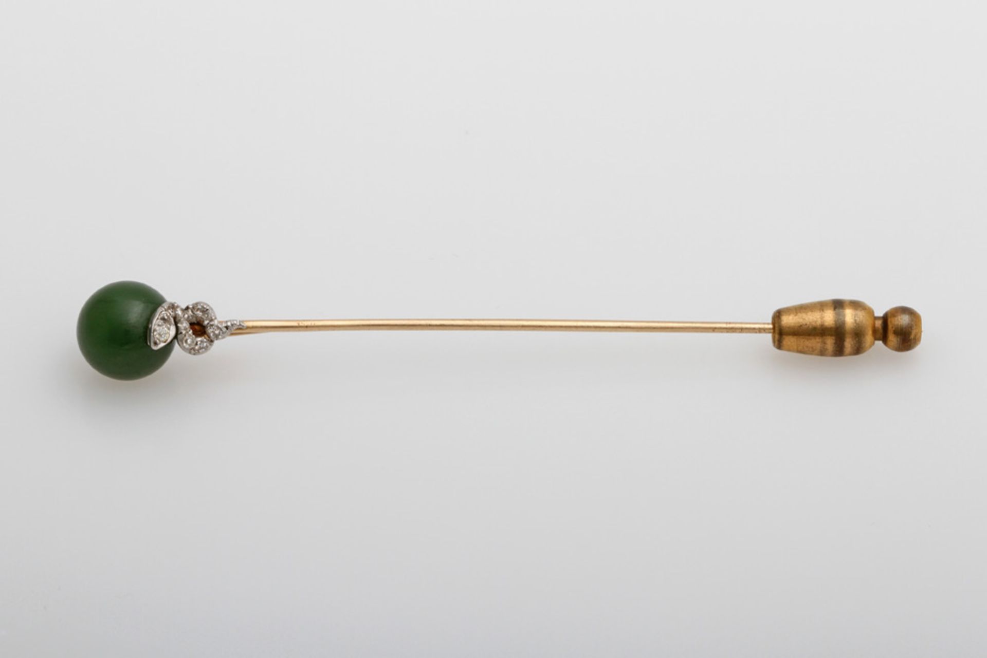 Krawatten-/Reversnadel 1920er Jahre "Schlange" besetzt mit kl. Diam. und einer Jade-Kugel, GG 14K (