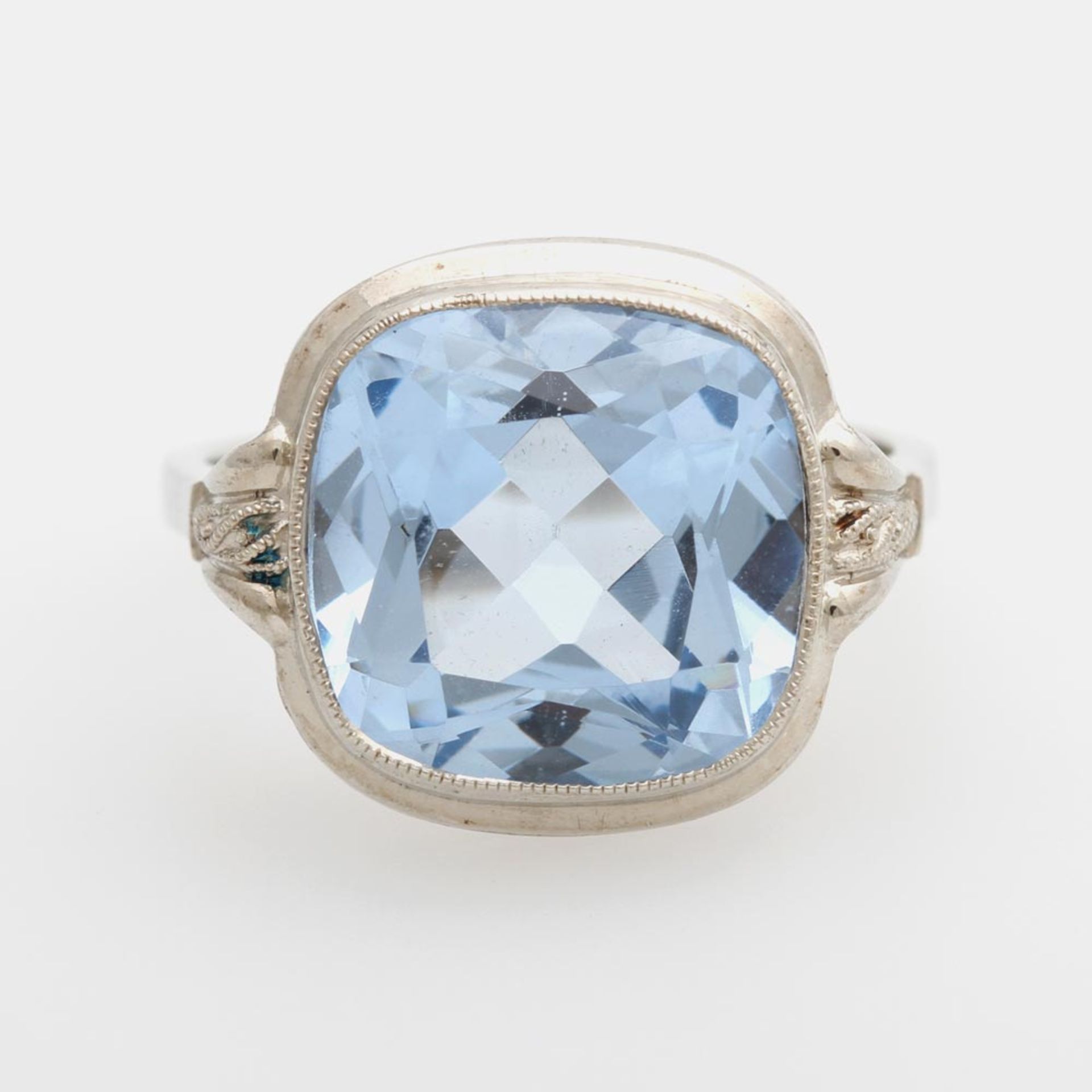 Damenring mit einem hellblauen Stein (vermtl. synth. Spinell). Silber, W: 53, im Stil der 1920er