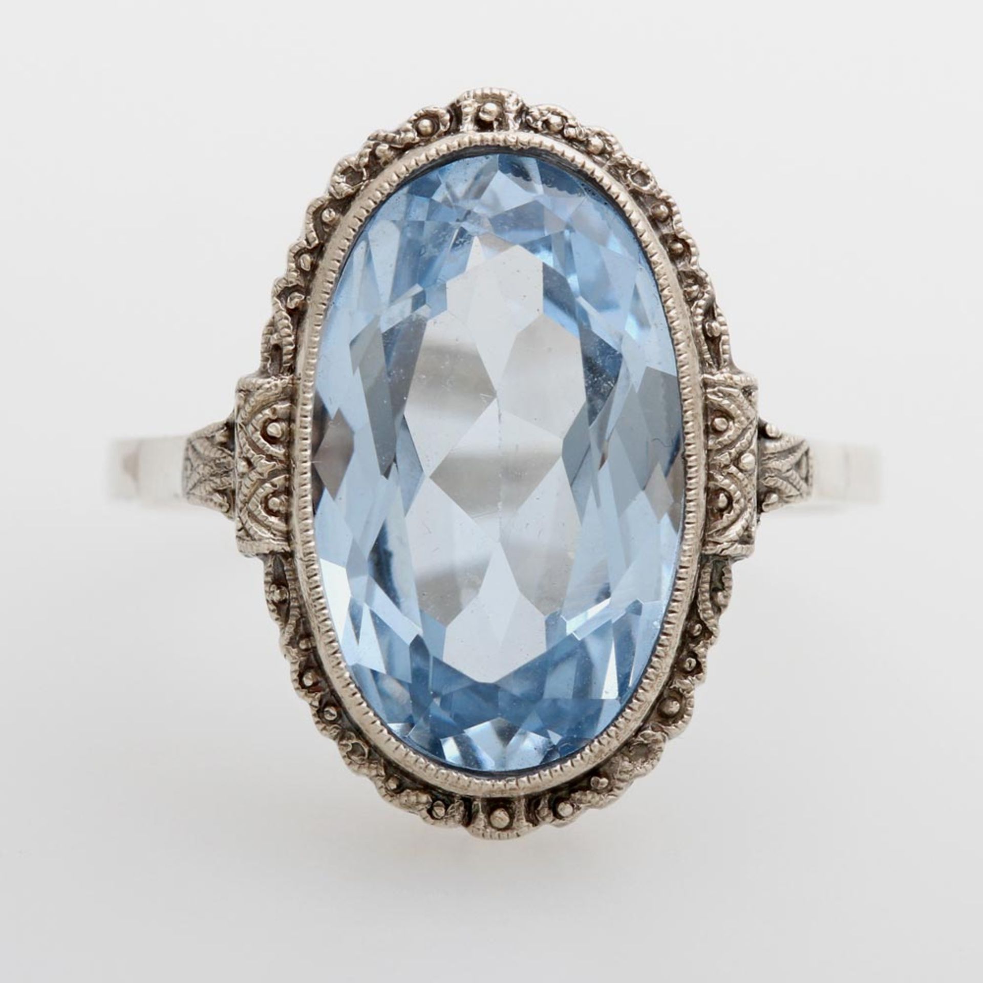 Damenring mit einem hellblauen Stein (vermtl. synth. Spinell). Silber, W: 57. Im Stil der 1920er
