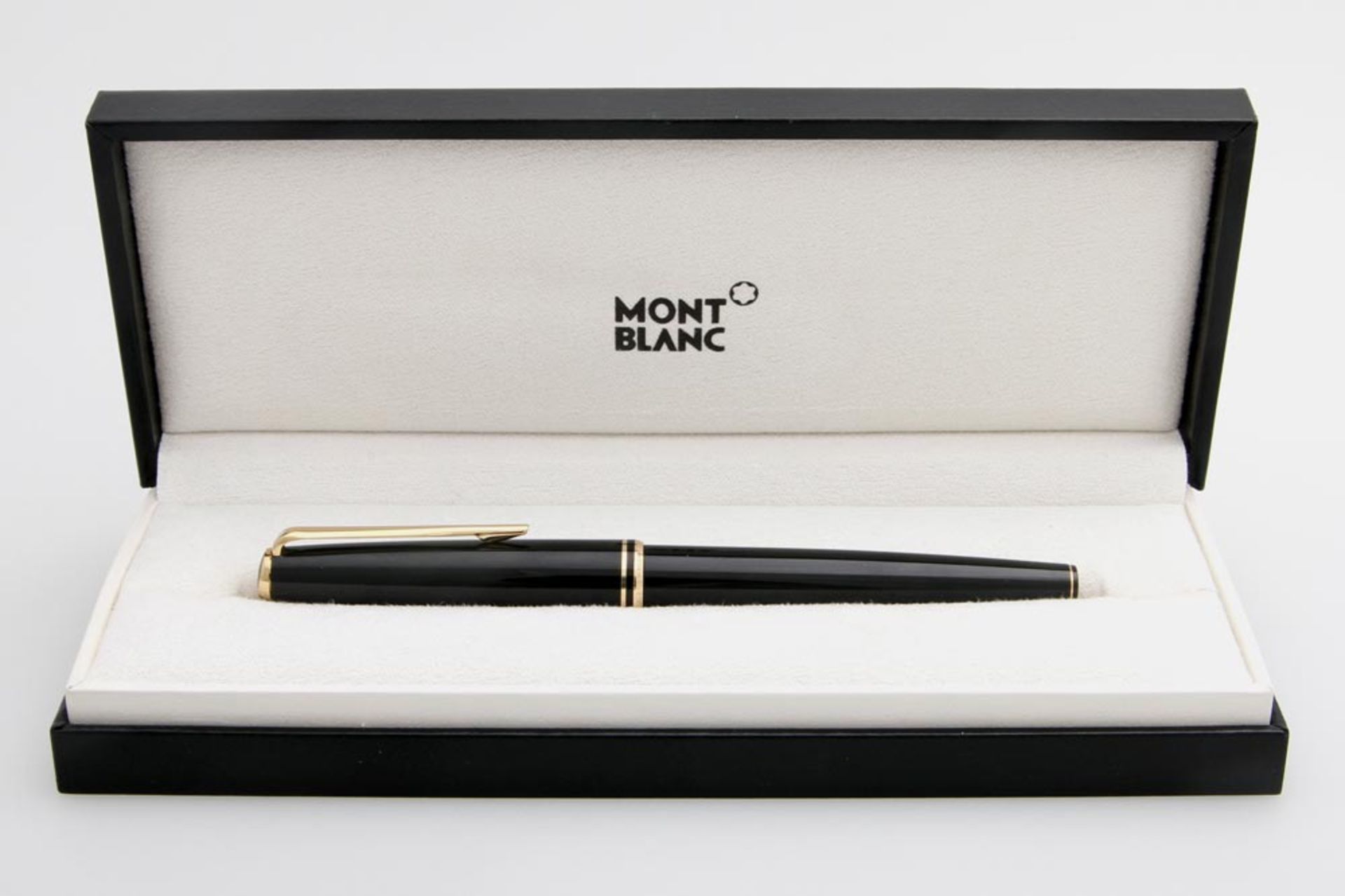 MONTBLANC Füller "Generation". Schwarzes Edelharz/goldplattiert. Feder GG 14K. Mit Original-Etui!