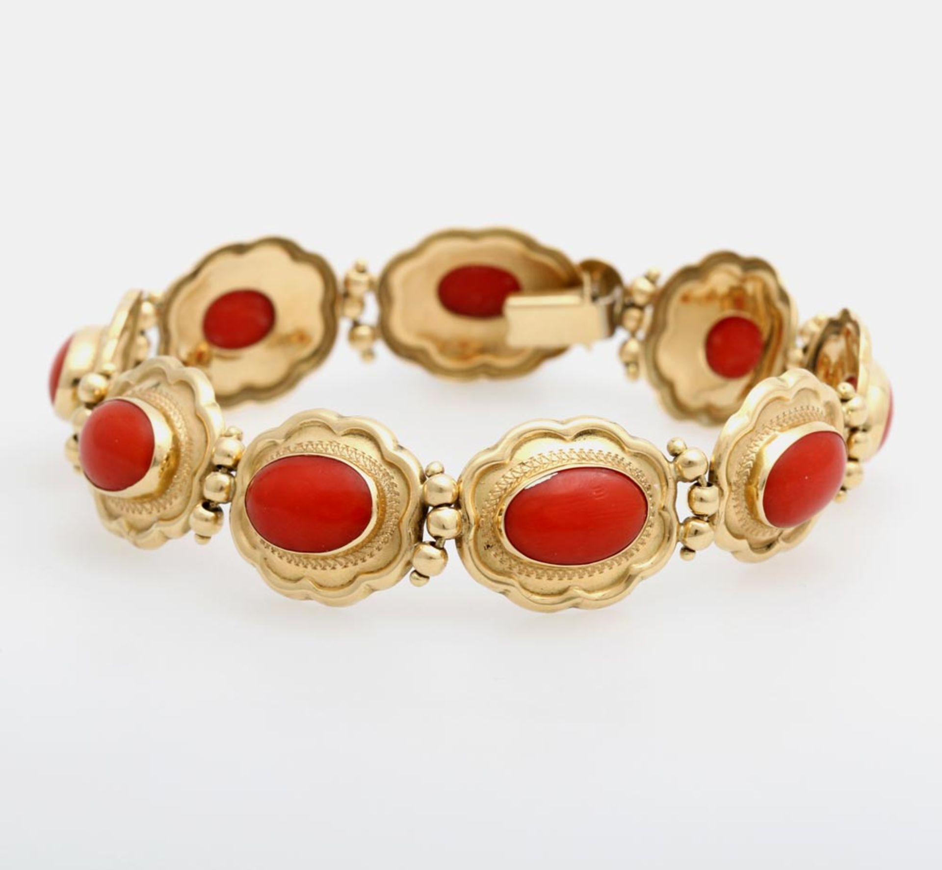 Armband, ovale Elemente, bes. mit Morokoralle, feine Ziergravuren, GG 18K. L: ca. 20,0cm. * Leg.