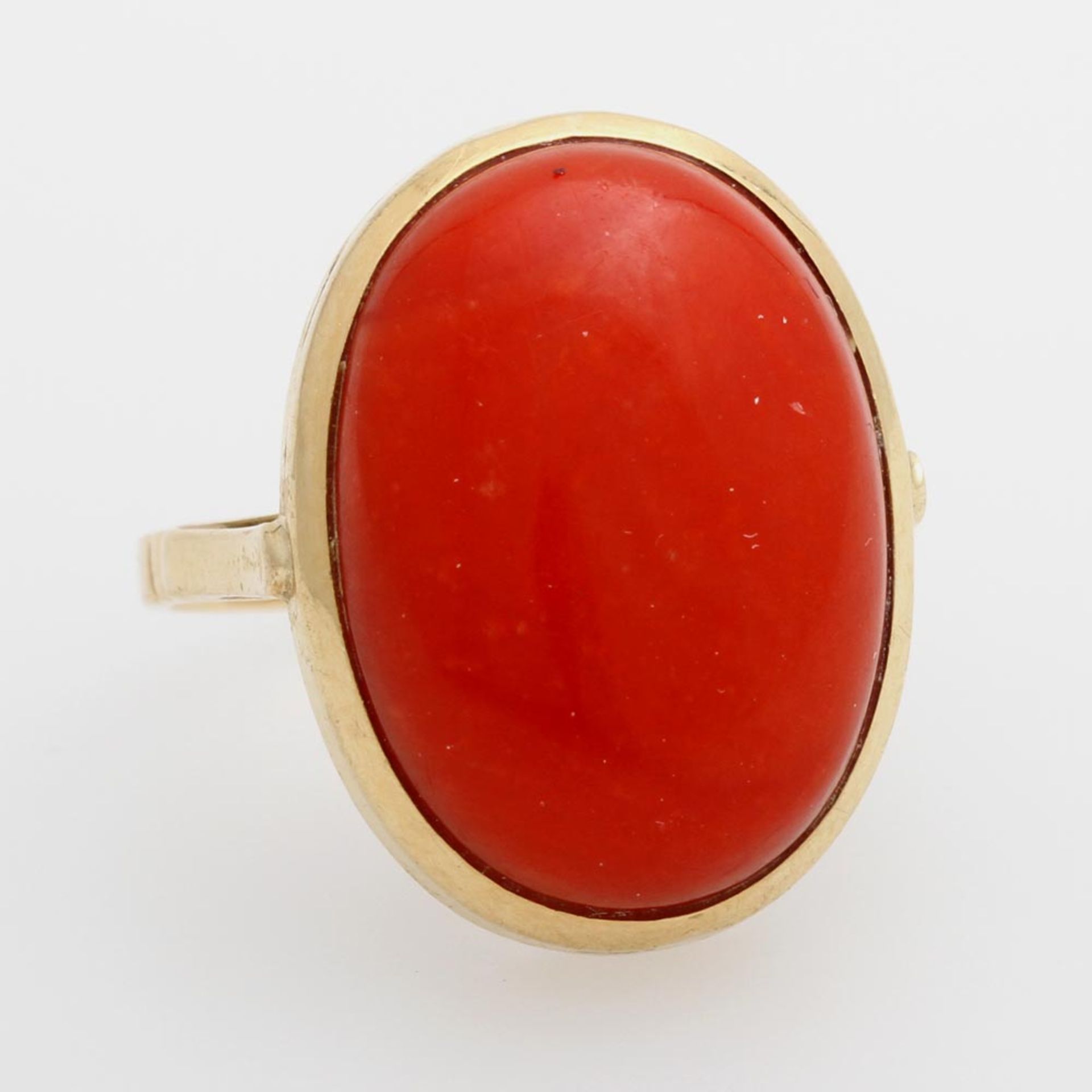 Damenring, bes. mit einer Morokoralle im Cabochon-Schliff, GG 18K. Ringgröße ca. 58. * Leg. 750/