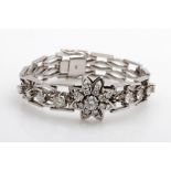 Armband mit Brillantbesatz, zus. ca. 3,9ct, W-TCR/ Pi. WG 14K, Mittelstein ca. 0,85ct, 1x ca. 0,5ct,