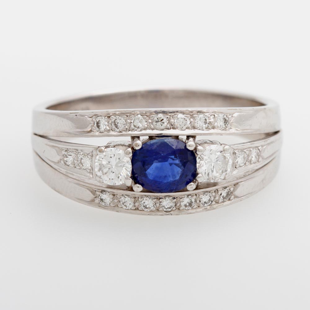 Ring besetzt mit einem ovalen, fac. Saphir ca. 0,48ct, schöne Farbe, zwei Diam.-Brillanten zus.