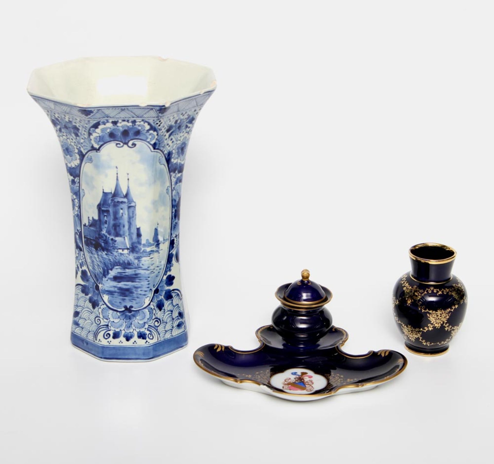 Konvolut von 2 Vasen und Tintenzeug, 20.Jh., Landschaft in Blaudekor sowie kobaltblauer Fond mit