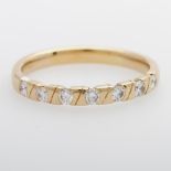 Halbmemoire-Ring besetzt mit sieben Diam.-Brillanten zus. ca. 0,60ct FEINES WEIß/ VS (punziert).