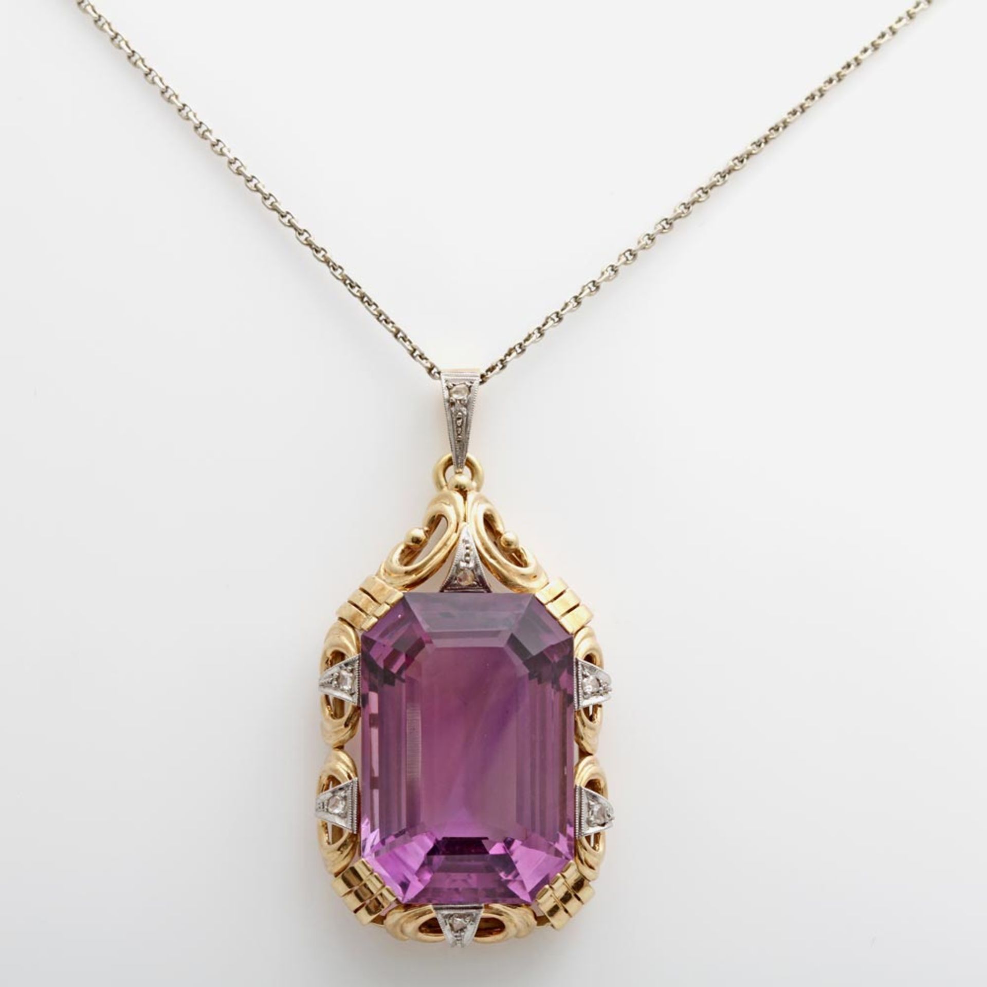 Anhänger mit einem achteckig im Treppenschliff facettierten Amethyst, sieben Diamant-Rosen. GG