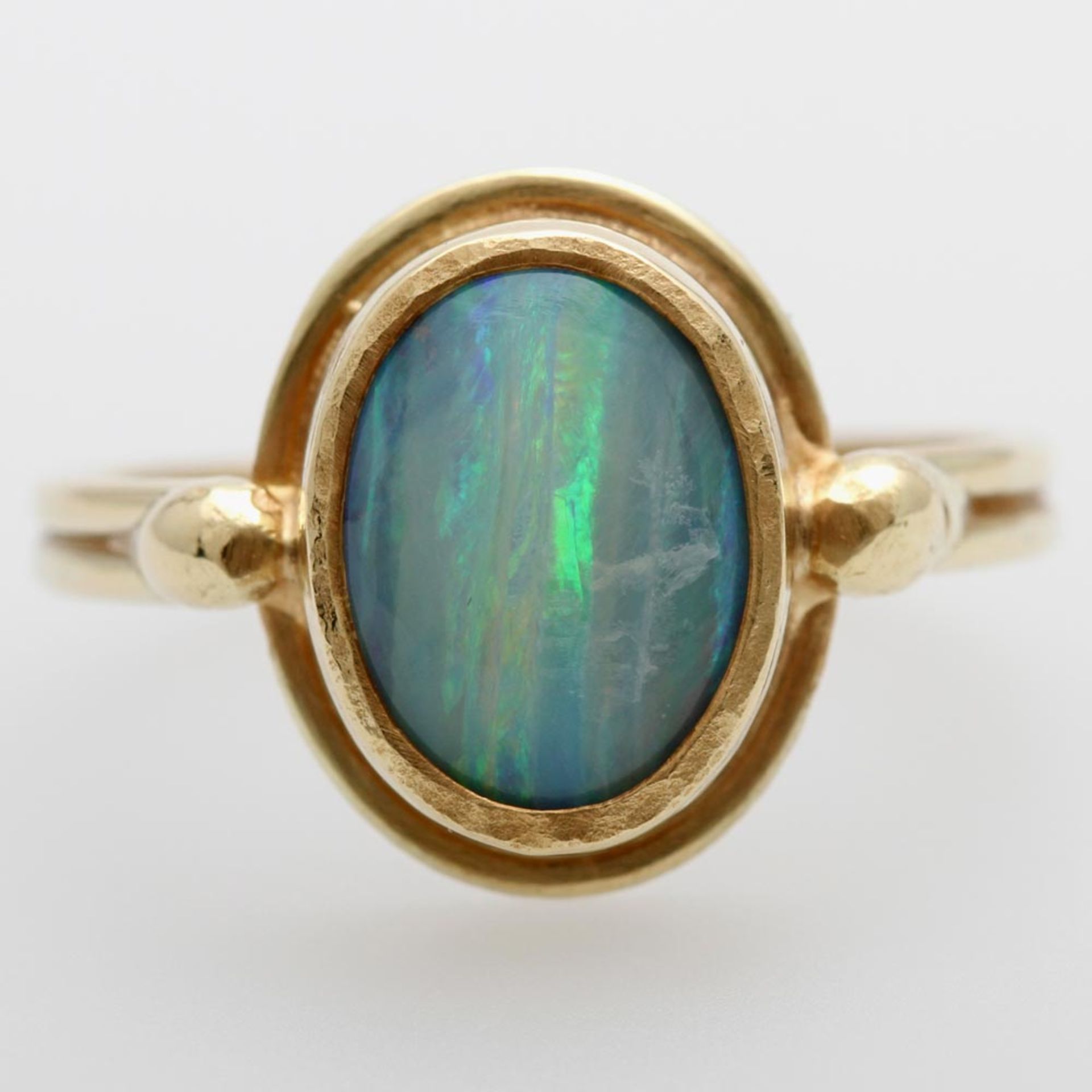 Damenring besetzt mit einem Boulderopal. GG 14 K. Ringgröße ca. 53,5. (Opal besch.) * Leg. 585/000 *