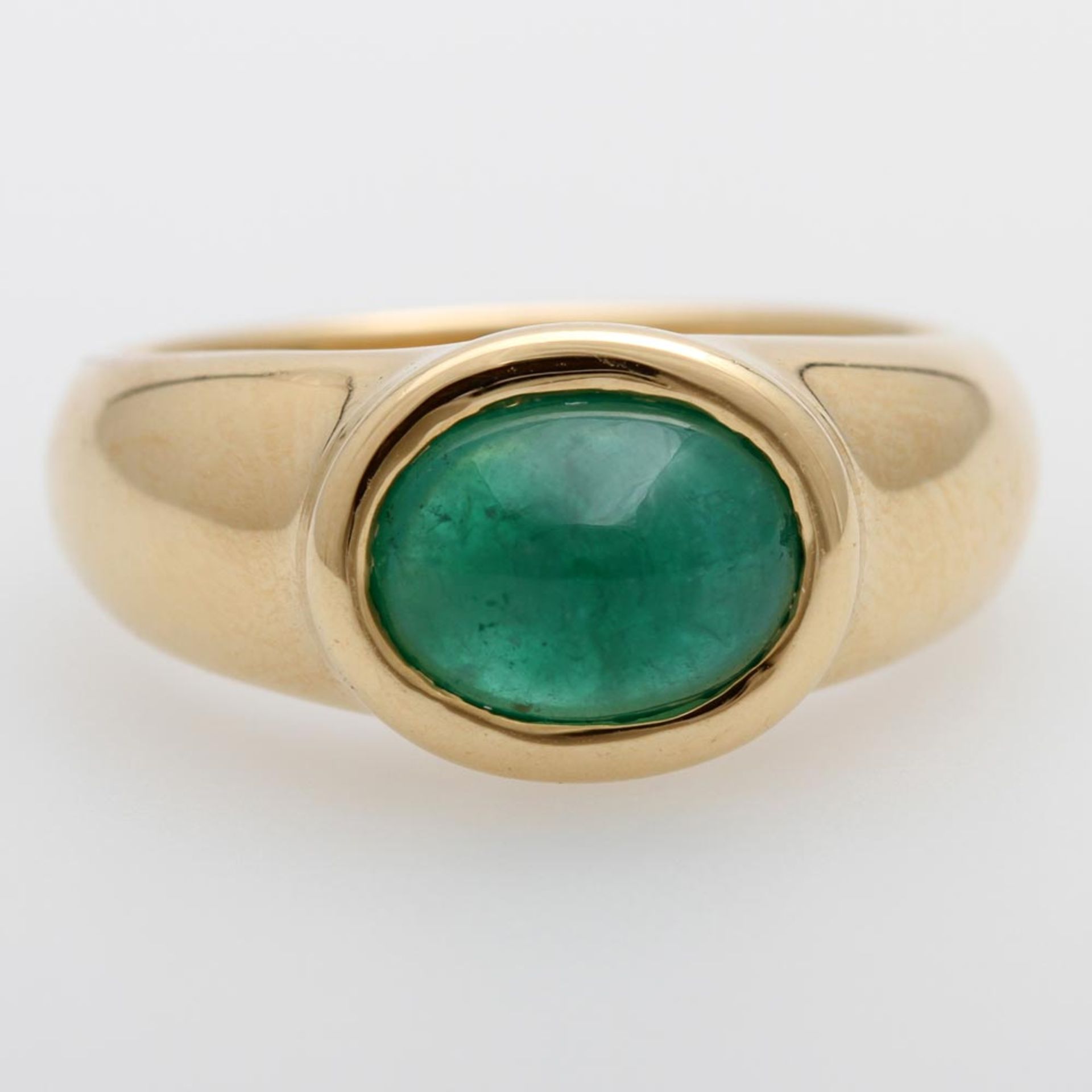 Damenring besetzt mit einem Smaragd- Cabochon von feiner Farbe. GG 18 K. Ringgröße ca. 54. * Leg.