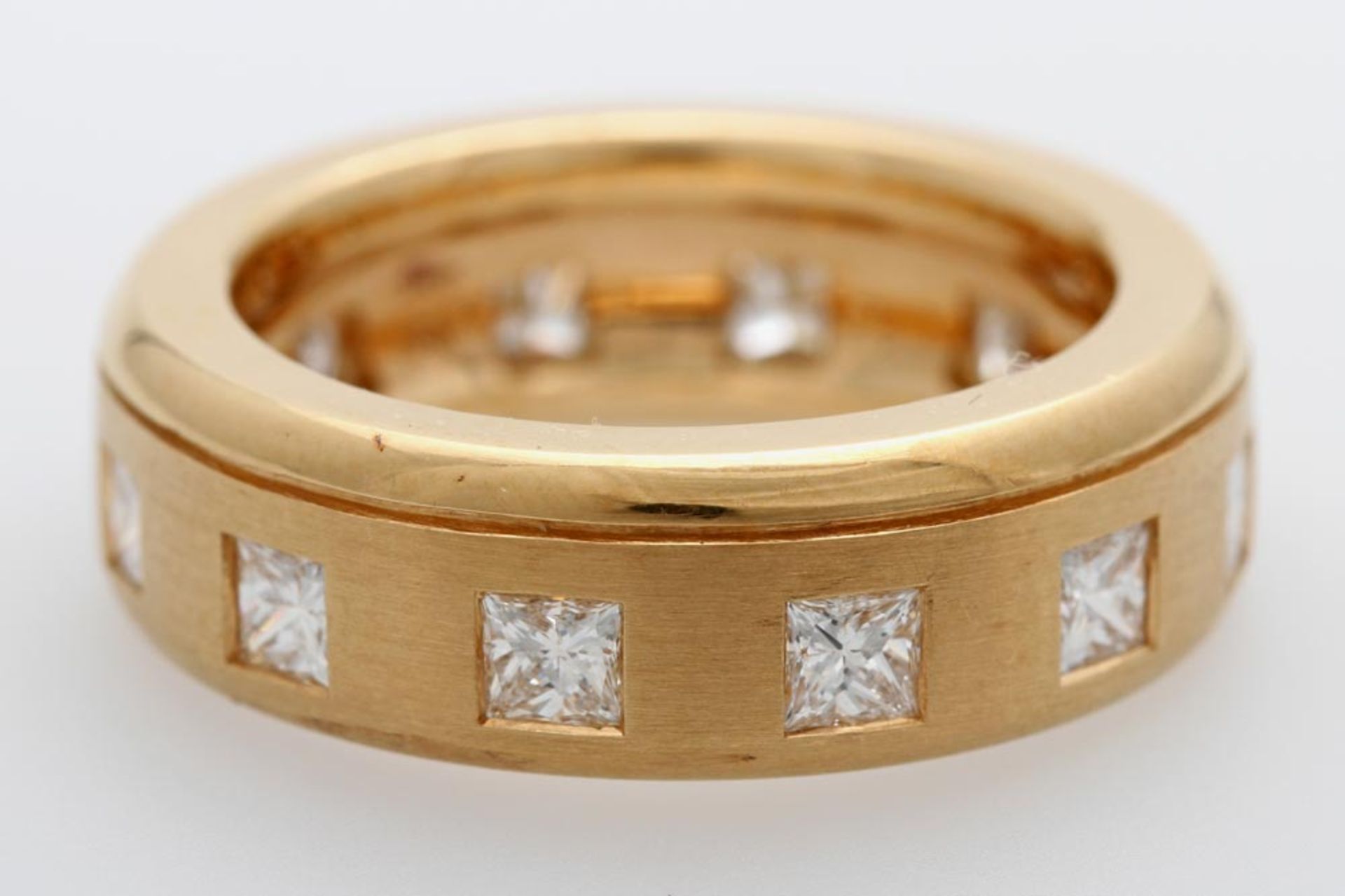 Damenring, rundum besetzt mit zwölf Diamanten im Princess- Cut zus. ca. 2,2 cts, FEINES WEIß-