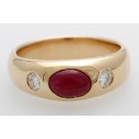 Bandring besetzt mit einem Rubin- Cabochon sowie zwei kl. Diam.- Brillanten zus. ca. 0,20 ct,