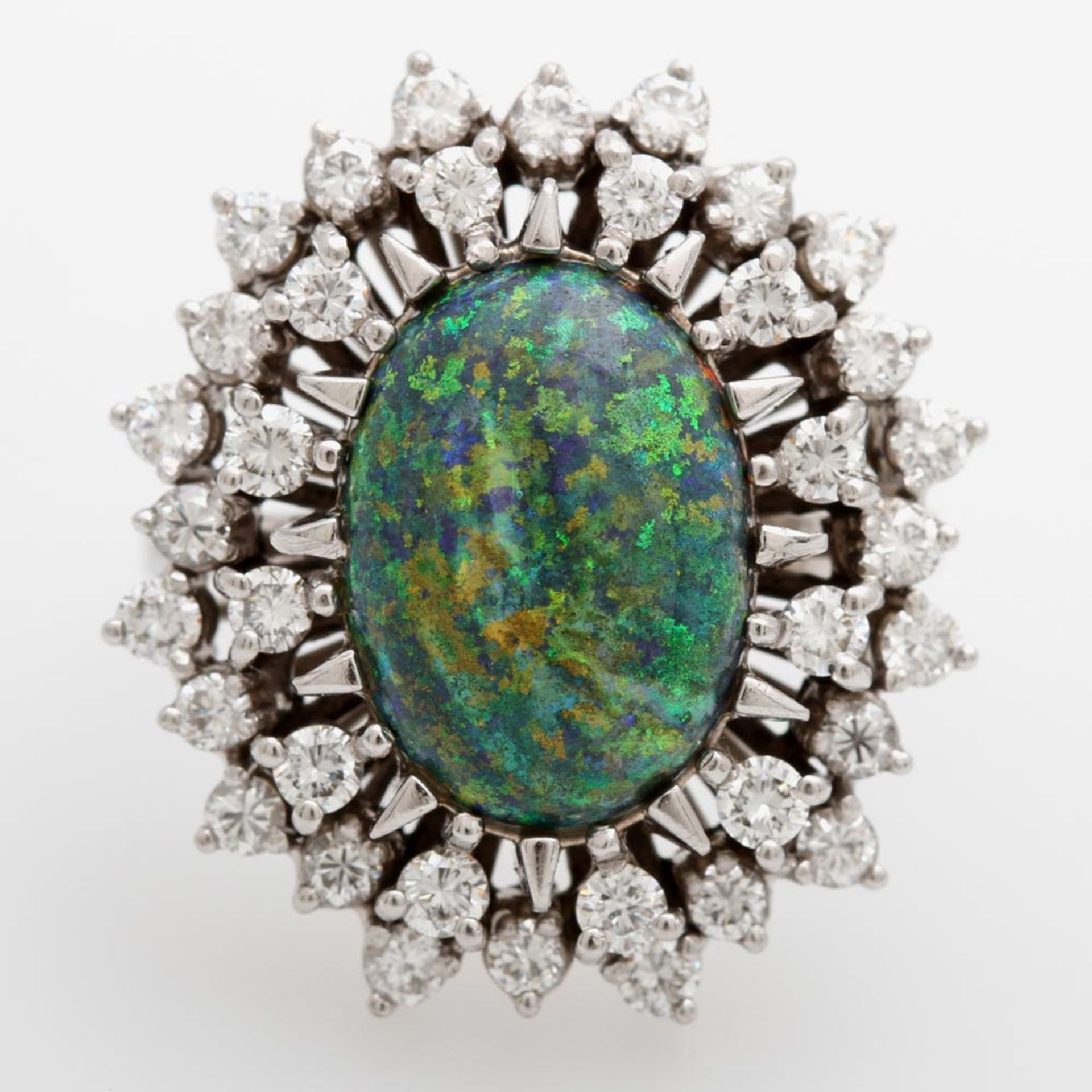 Damenring besetzt mit einem ovalen Opal (behandelt, ca. 14,5 x 10mm) zweireihig entouriert von