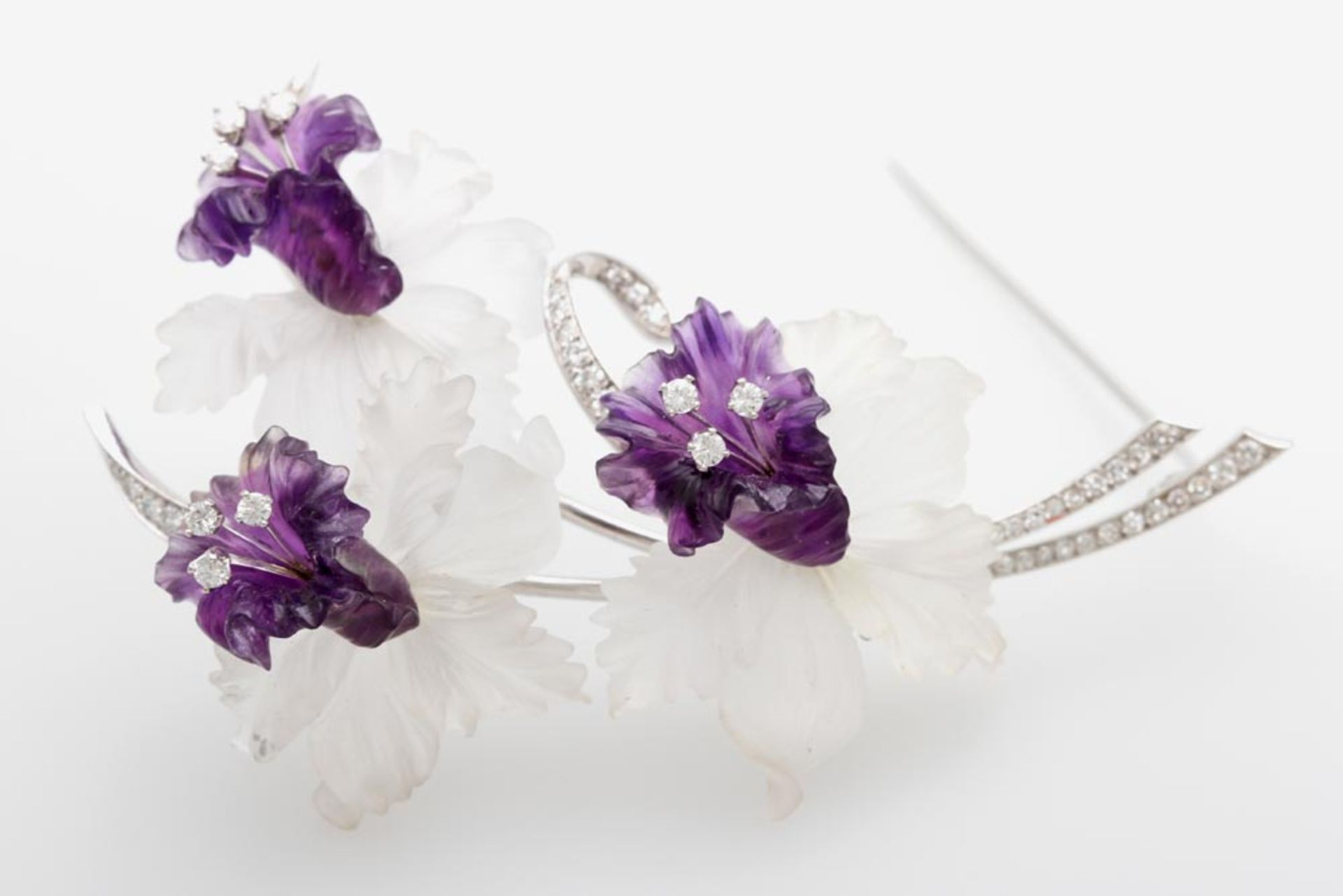 Brosche in floraler Form mit aufgesetzten Blüten aus Amethyst und Bergkristall besetzt mit neun