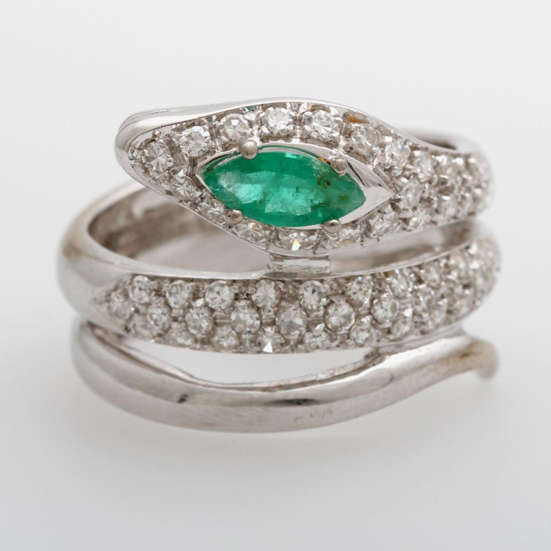 Ring in Form einer gewundenen Schlange besetzt mit einem Smaragd-Navette u. kleinen Achtkant-Diam.