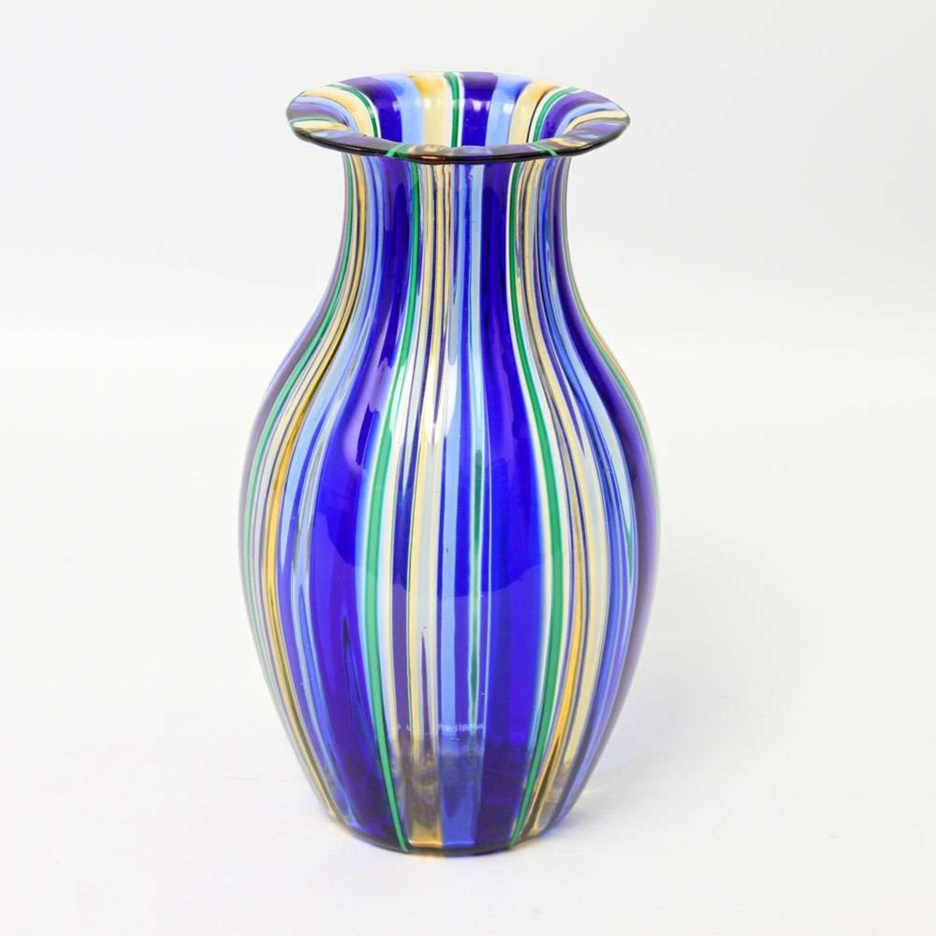 MURANO Vase "La Fornasetta" (?), 20. Jh. Balusterförmiger Korpus aus farblosem Glas mit blau-grün-