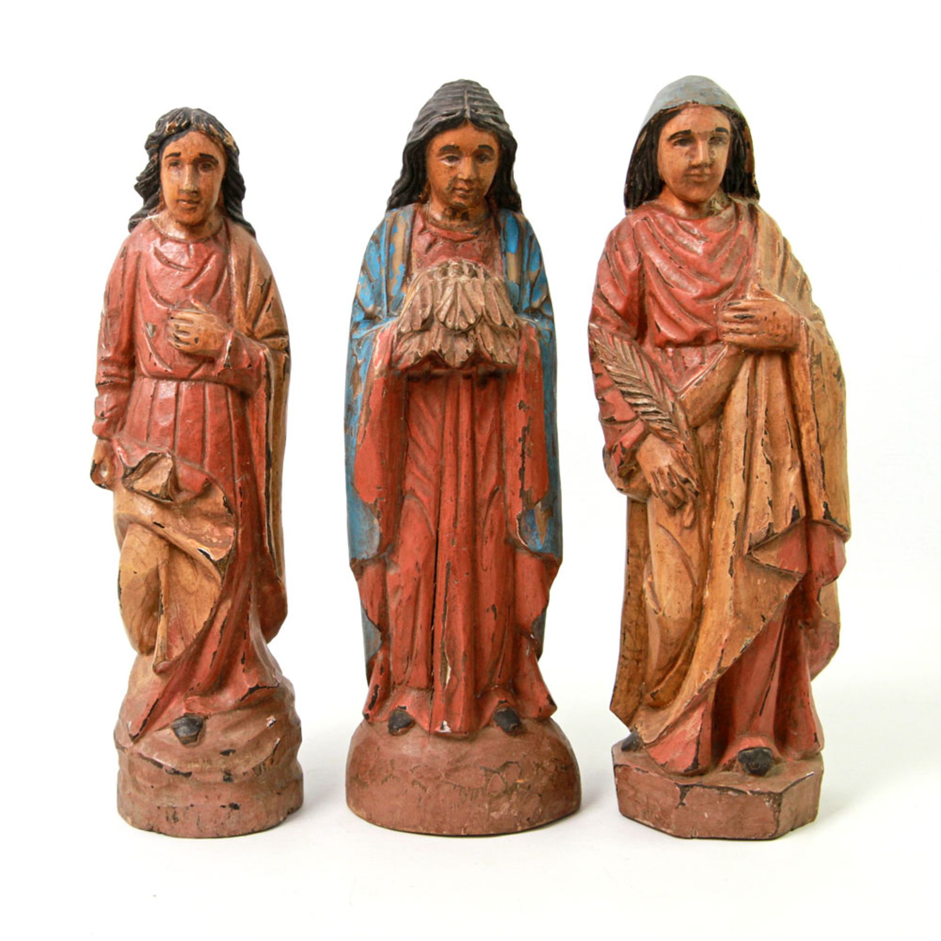 Drei stehende Heilige, wohl 19.Jh., Holz, rückseitig summarisch gearbeitet. Tlw. polychrom