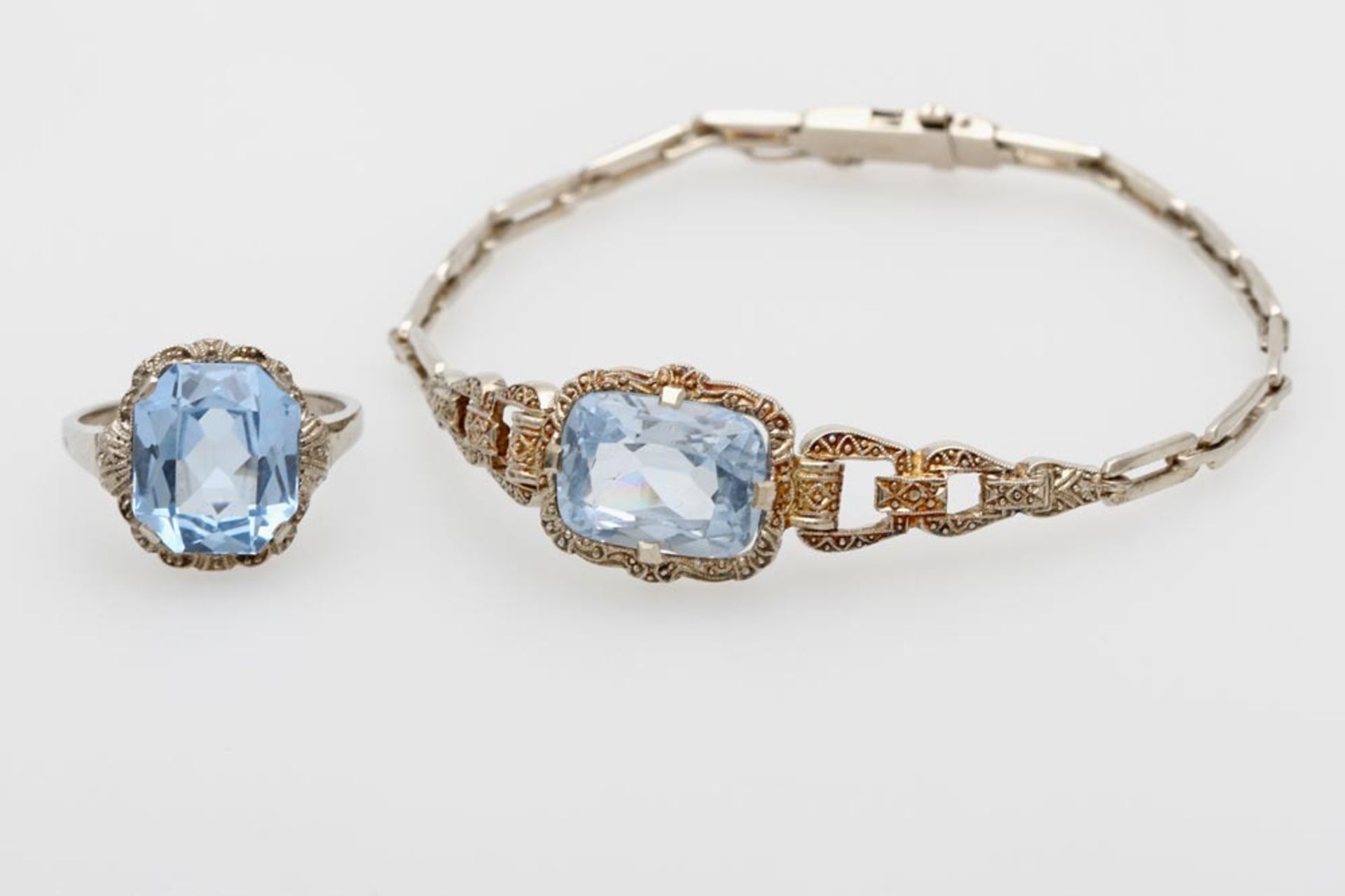 Set, 2tlg.: 1 Armband u. 1 Ring besetzt mit einem fac. blauen Stein. SILBER. 1920er Jahre. Ringgr.