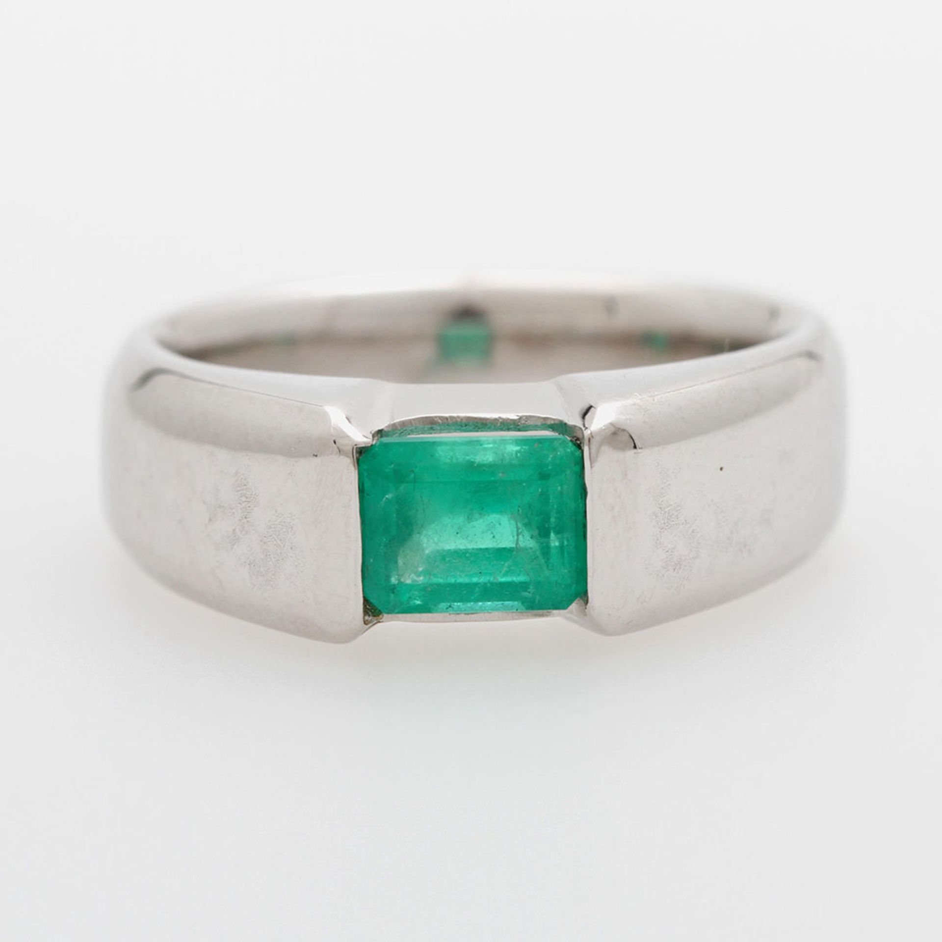 Damenring besetzt mit einem fac. Smaragd (ca. 4,5x5,5mm, gute Farbe u. Qualität). WG 18K. Ringgr.