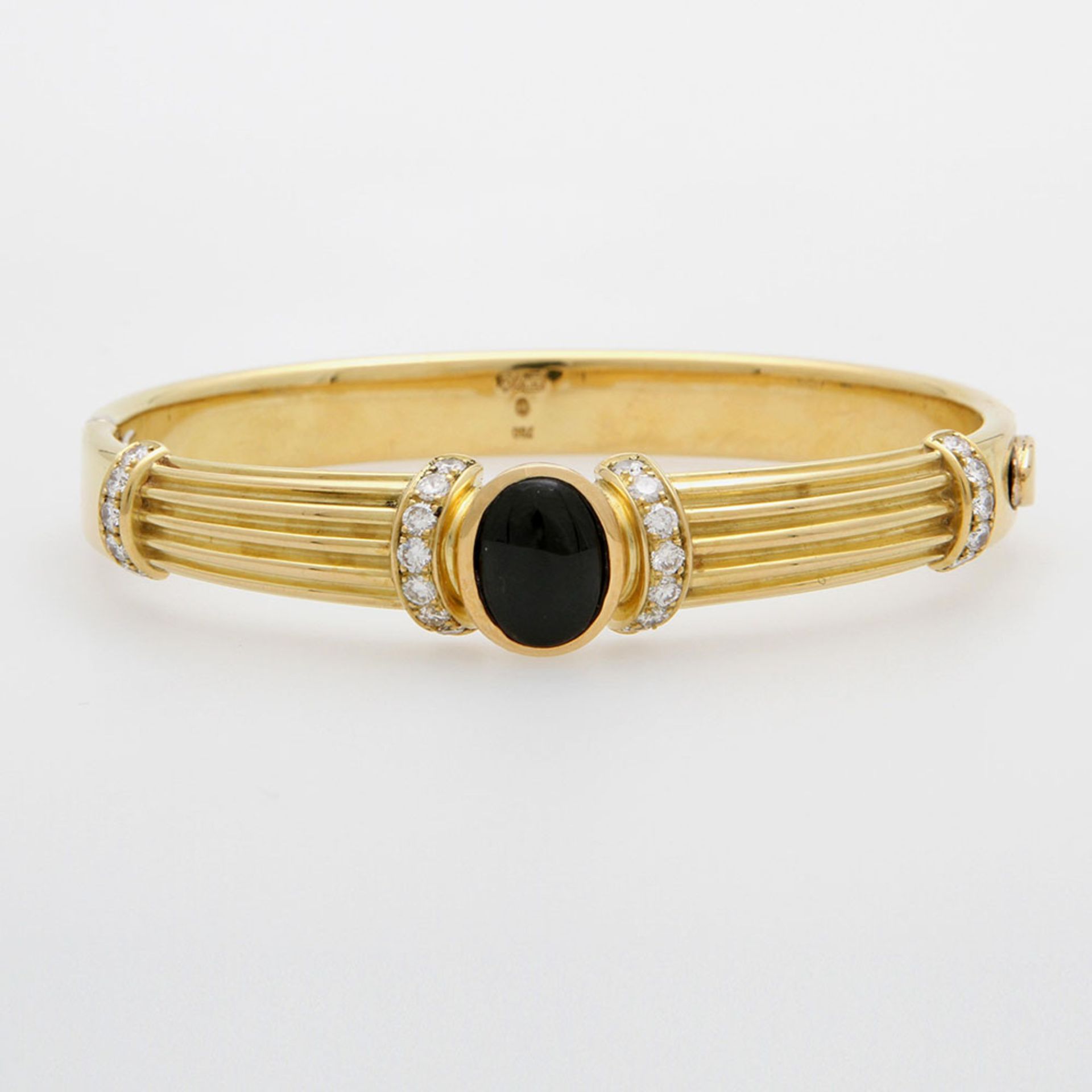 Armreif, besetzt m. einem Onyx- Cabochon sowie 24 Diam.- Brillanten zus. ca. 1,30 cts, FEINES