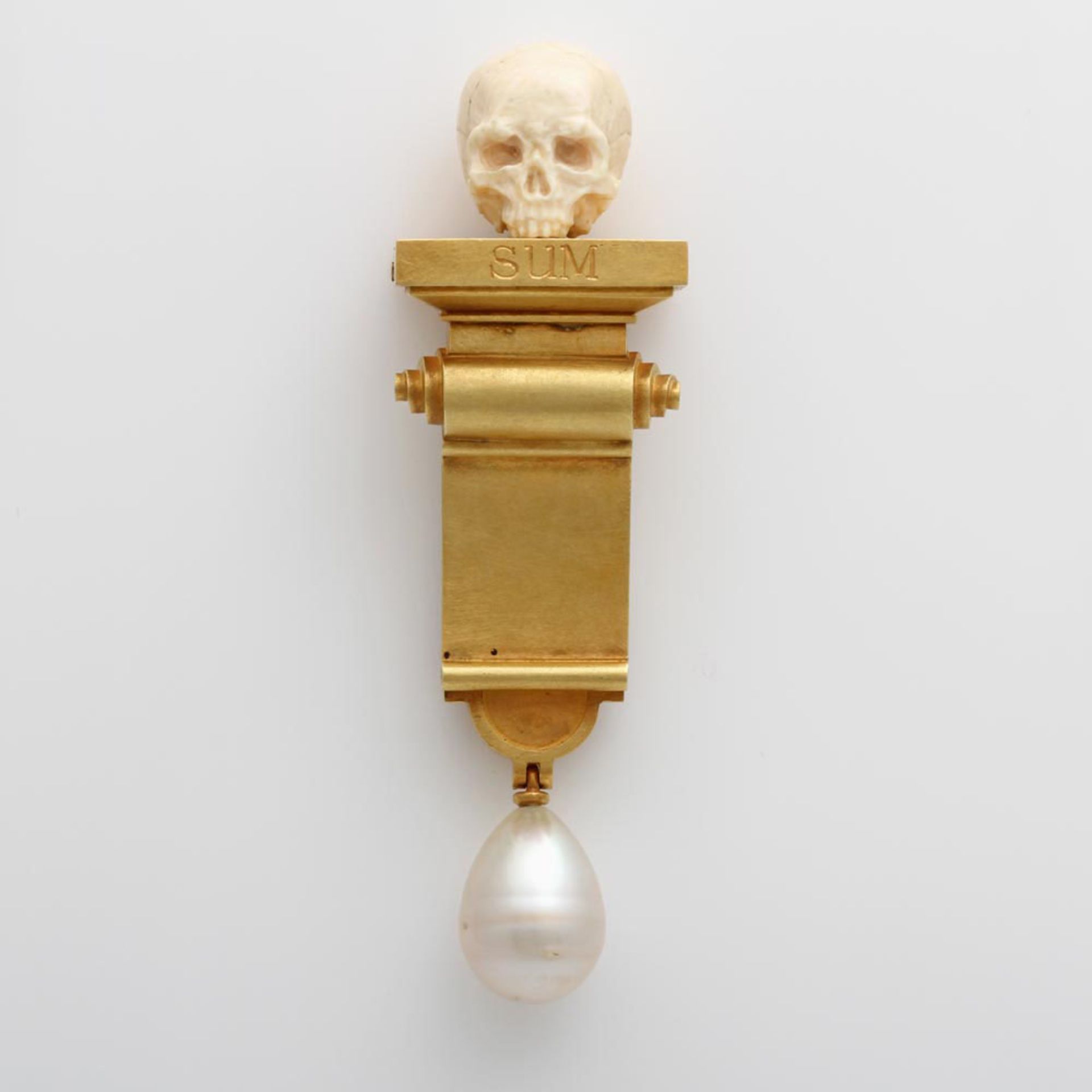 Brosche, "Memento Mori", Goldsockel mit aufgesetztem, aus Bein geschnittenen Totenkopf, eine